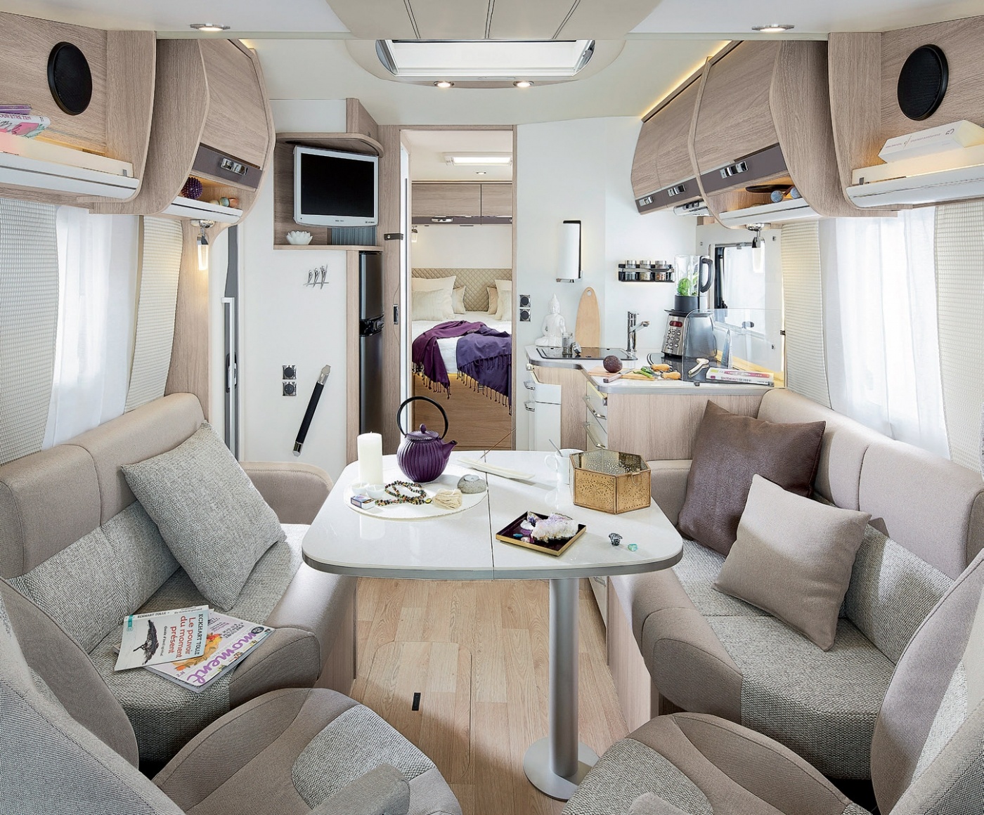 8086dF : Suuri avonainen oleskelutila vastakkaisilla penkeill&auml;