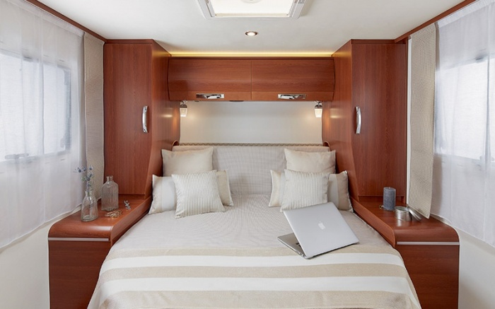 686F : XL-keskivuode: 150 x 194 cm<br/>Kokoon taitettava keskivuoteen pohja : helpottaa liikkumista vuoteen ymp&auml;rill&auml;