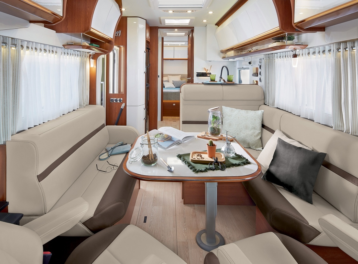 i1090: Suuri oleskelutila upotetulla s&auml;hk&ouml;toimisella TV-tasolla